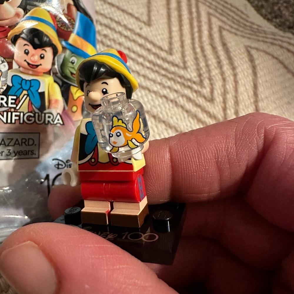 LEGO Disney 100 Pinocchio Minifigure - Picture 4 of 4